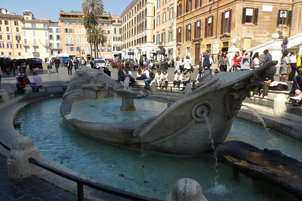 Barcaccia, Piazza di Spagna
