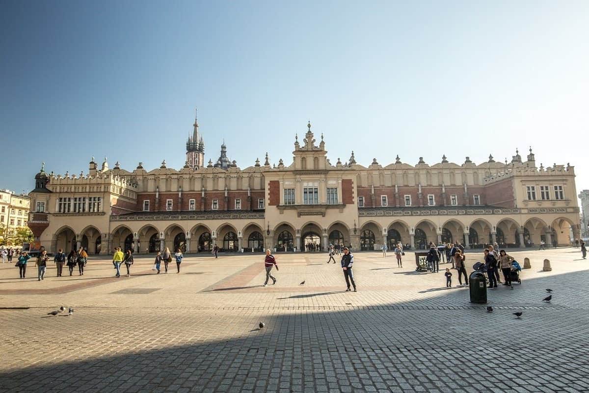 Old Town, St. Mary's Basilica & Rynek Underground Krakow: Entry + Guided Tour Cloth Hall