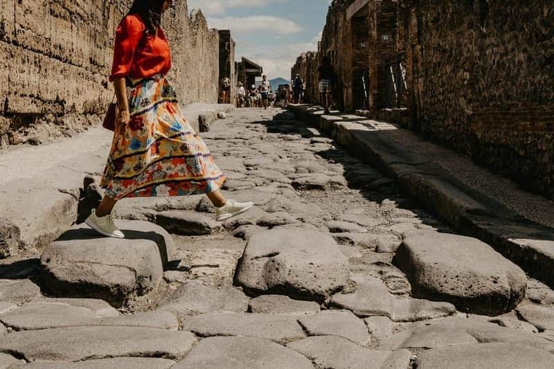 Pompeii: Small Group Guided Tour + Roundtrip Train