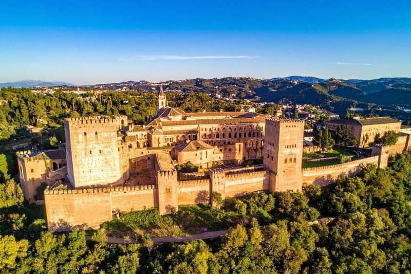 Alhambra: Guided Day Tour + City Pass