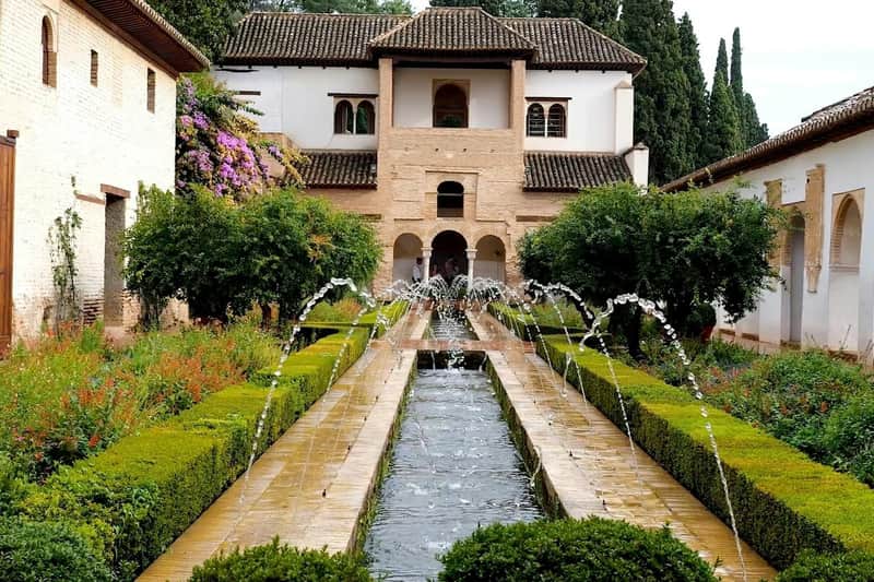 Alhambra: Skip The Line Ticket + Guided Tour Generalife